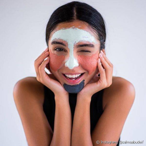 A máscara de argila não substitui o primer de maquiagem, mas ajuda a deixar a pele mais lisa e sequinha no pré-make (Foto: Instagram @salmaabudeif)